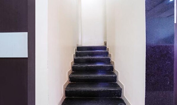 Una escalera con peldaños oscuros que conducen a una plataforma.