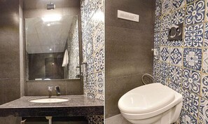 Ein Badezimmer mit Waschbecken, Spiegel und Toilette.