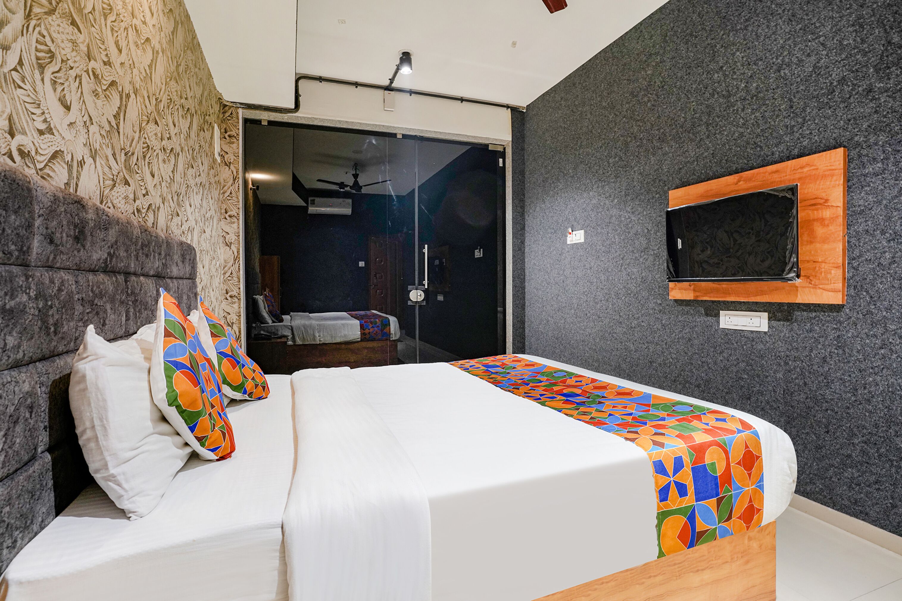 egyptian cotton sheets, premium bedding, in-room safe, free wifi