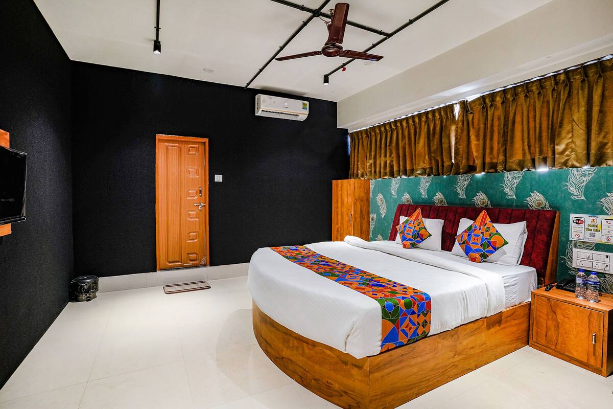 Luxury Room | Egyptian cotton sheets, premium bedding, in-room safe, soundproofing