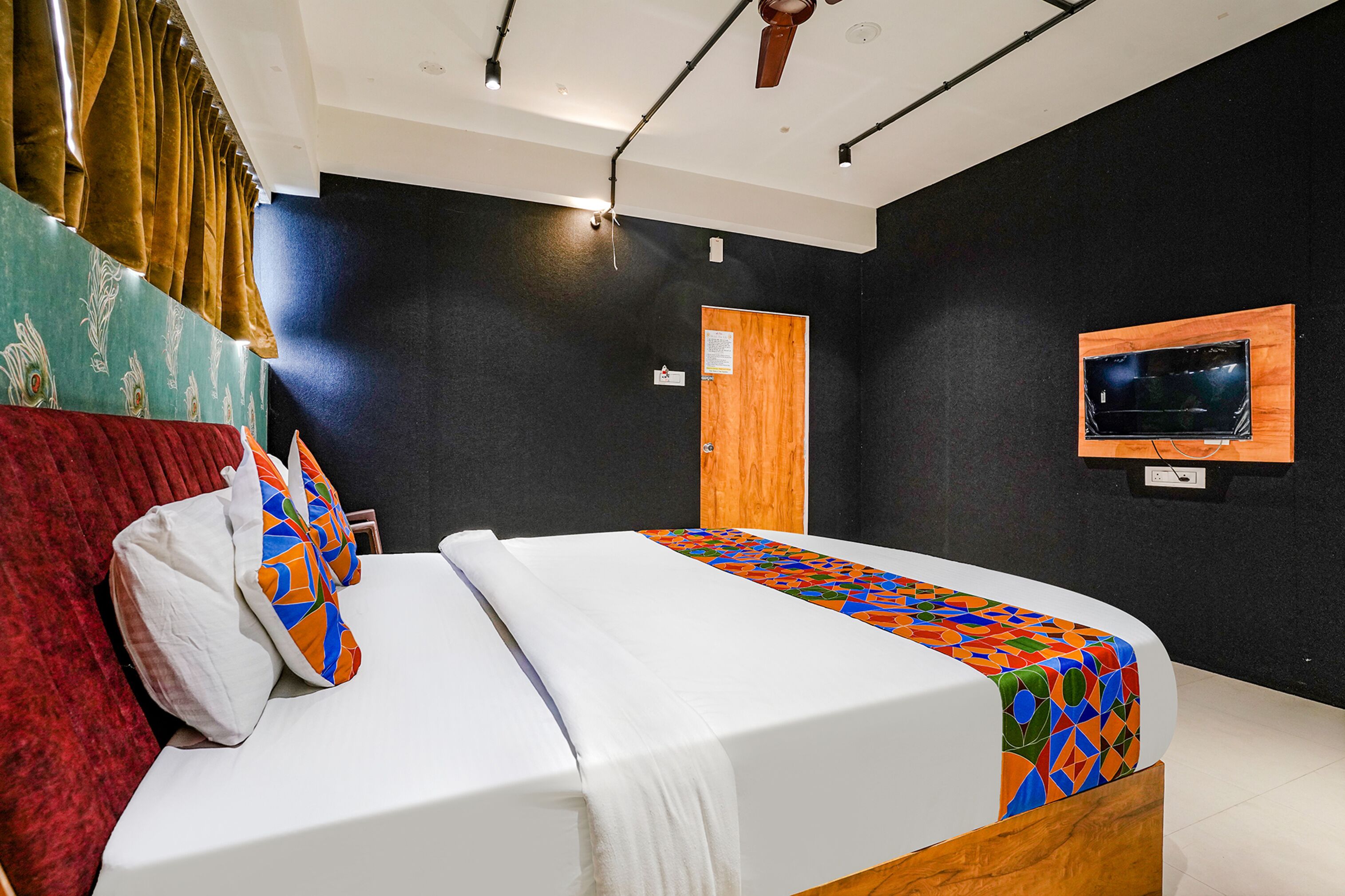 egyptian cotton sheets, premium bedding, in-room safe, free wifi