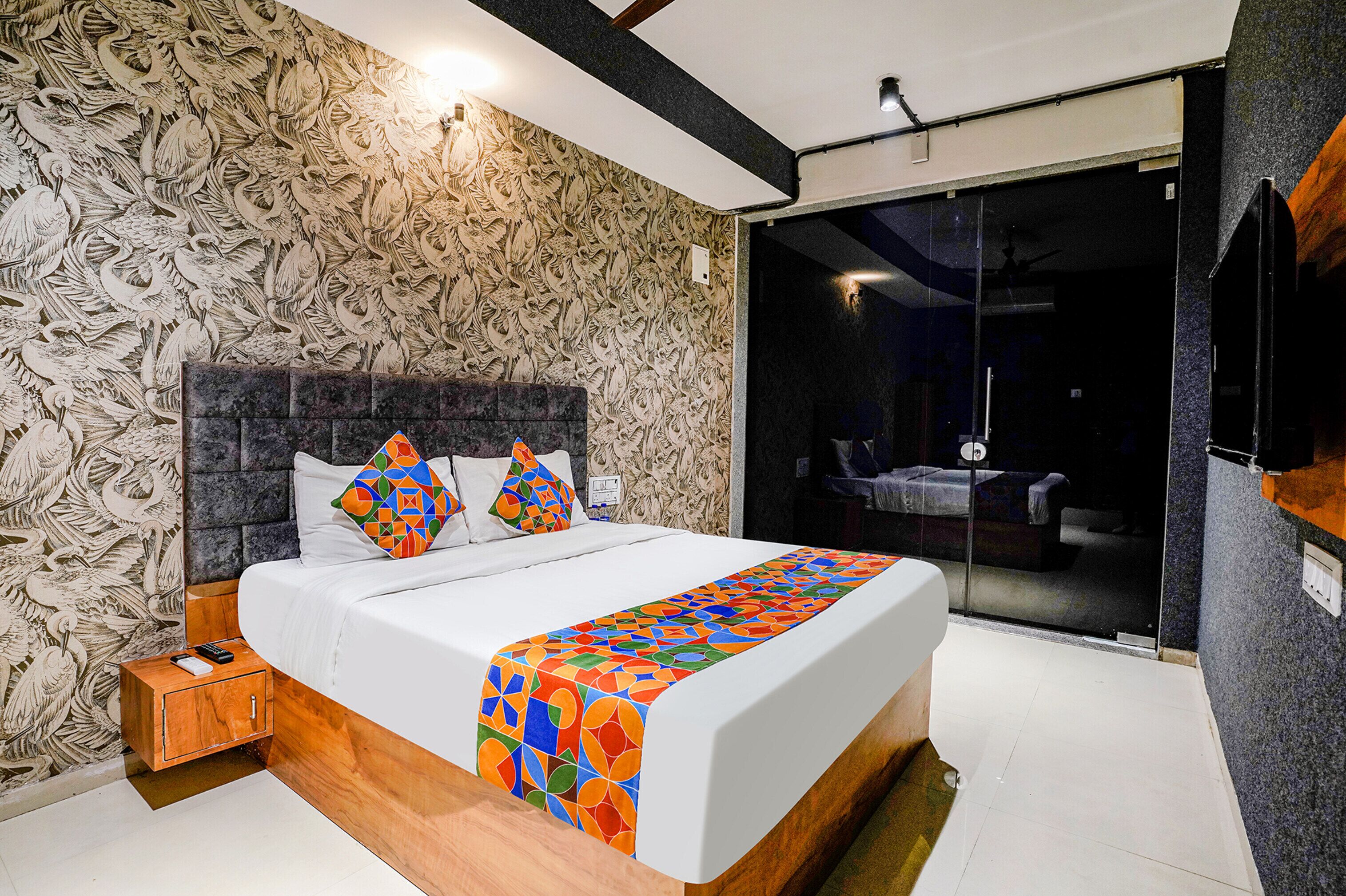 deluxe room | egyptian cotton sheets, premium bedding, in-room safe, free wifi