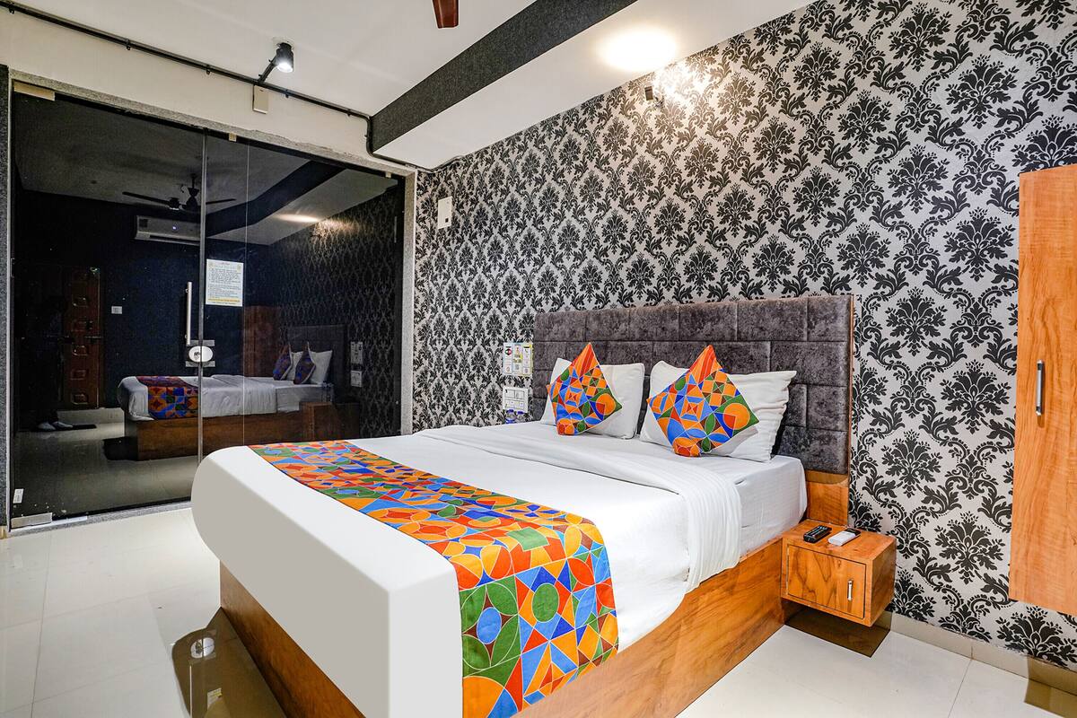 Deluxe Room | Egyptian cotton sheets, premium bedding, in-room safe, soundproofing