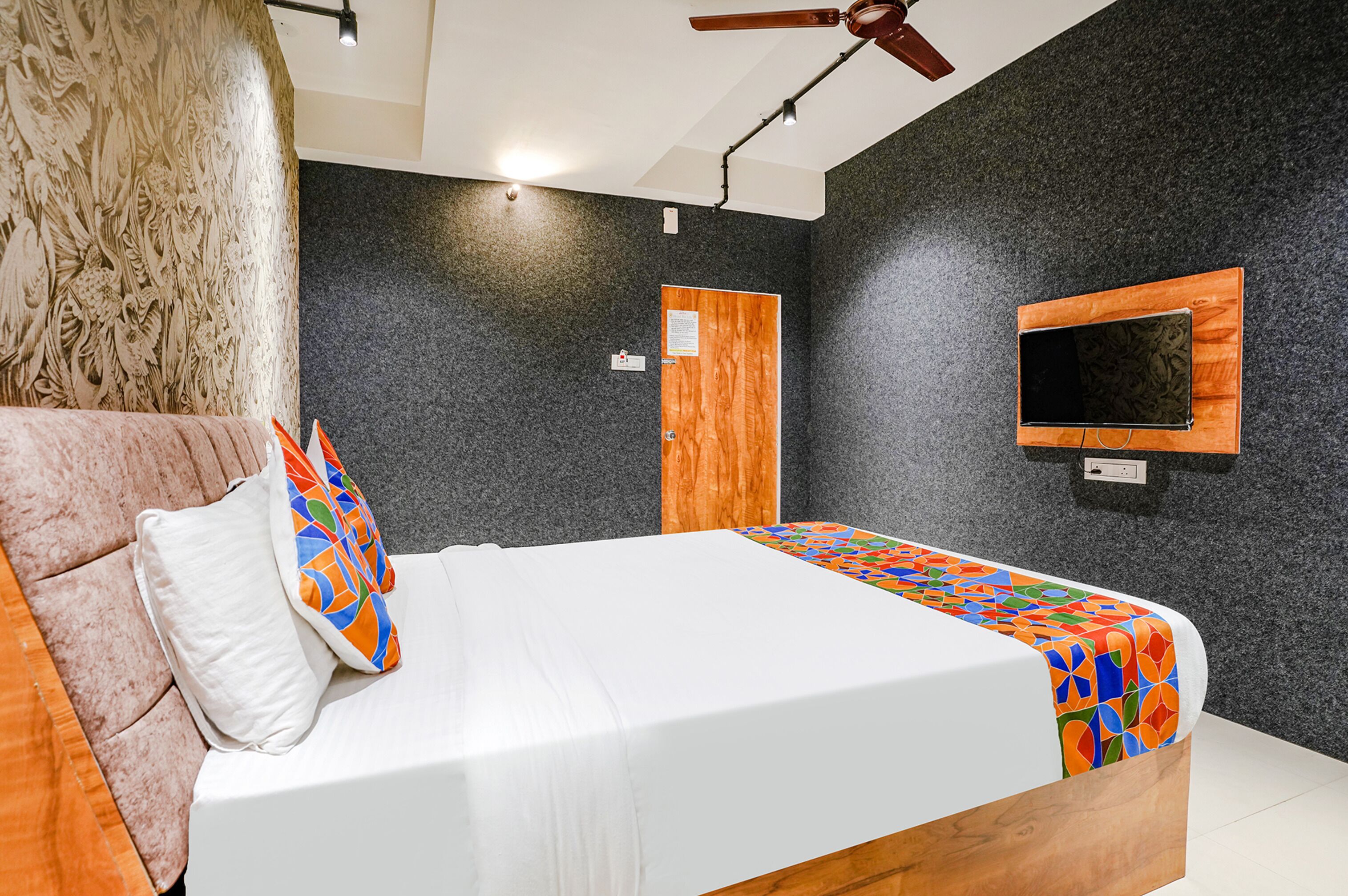 egyptian cotton sheets, premium bedding, in-room safe, free wifi