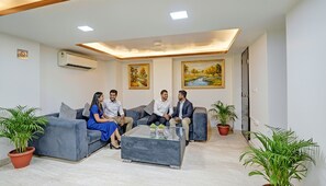 Lobby sitting area - Fabhotel Galaxy (New Delhi)