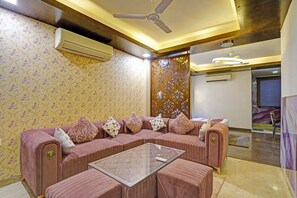 Egyptian cotton sheets, premium bedding, in-room safe, soundproofing - Fabhotel Galaxy (New Delhi)