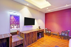Egyptian cotton sheets, premium bedding, in-room safe, soundproofing - Fabhotel Galaxy (New Delhi)