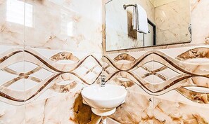 Shower, rainfall showerhead, free toiletries, towels