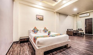 Egyptian cotton sheets, premium bedding, in-room safe, free WiFi - Maher Inn (Ahmedabad)