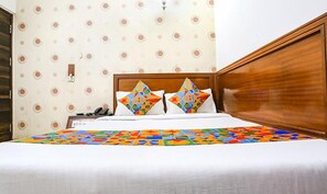 Deluxe Room | Egyptian cotton sheets, premium bedding, in-room safe, free WiFi - Fabexpress Station Ii (New Delhi)
