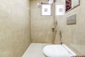 Regadera, regadera tipo lluvia, amenidades de baño gratuitas, toallas 