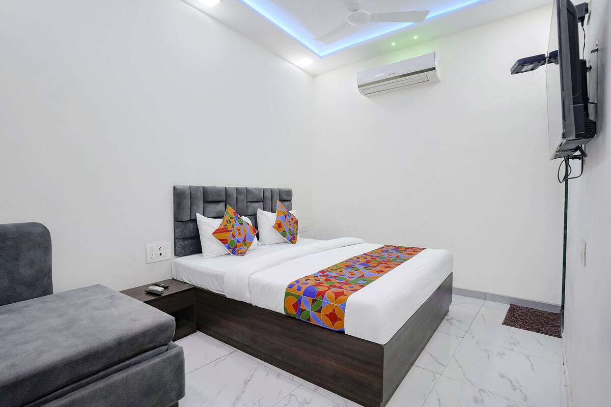 Deluxe Room | Egyptian cotton sheets, premium bedding, in-room safe, soundproofing