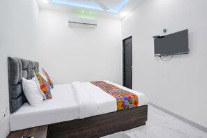 Egyptian cotton sheets, premium bedding, in-room safe, soundproofing - Fabexpress Bhau Residency (Mumbai)