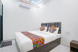 Egyptian cotton sheets, premium bedding, in-room safe, soundproofing - Fabexpress Bhau Residency (Mumbai)