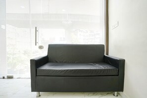 Lobby sitting area - Fabexpress Bhau Residency (Mumbai)