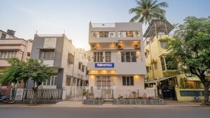 Un immeuble moderne à plusieurs étages, sur lequel on peut lire l’enseigne « fabHOTELS ».