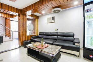 Lobby sitting area - Fabhotel Vrundavan (Surat)