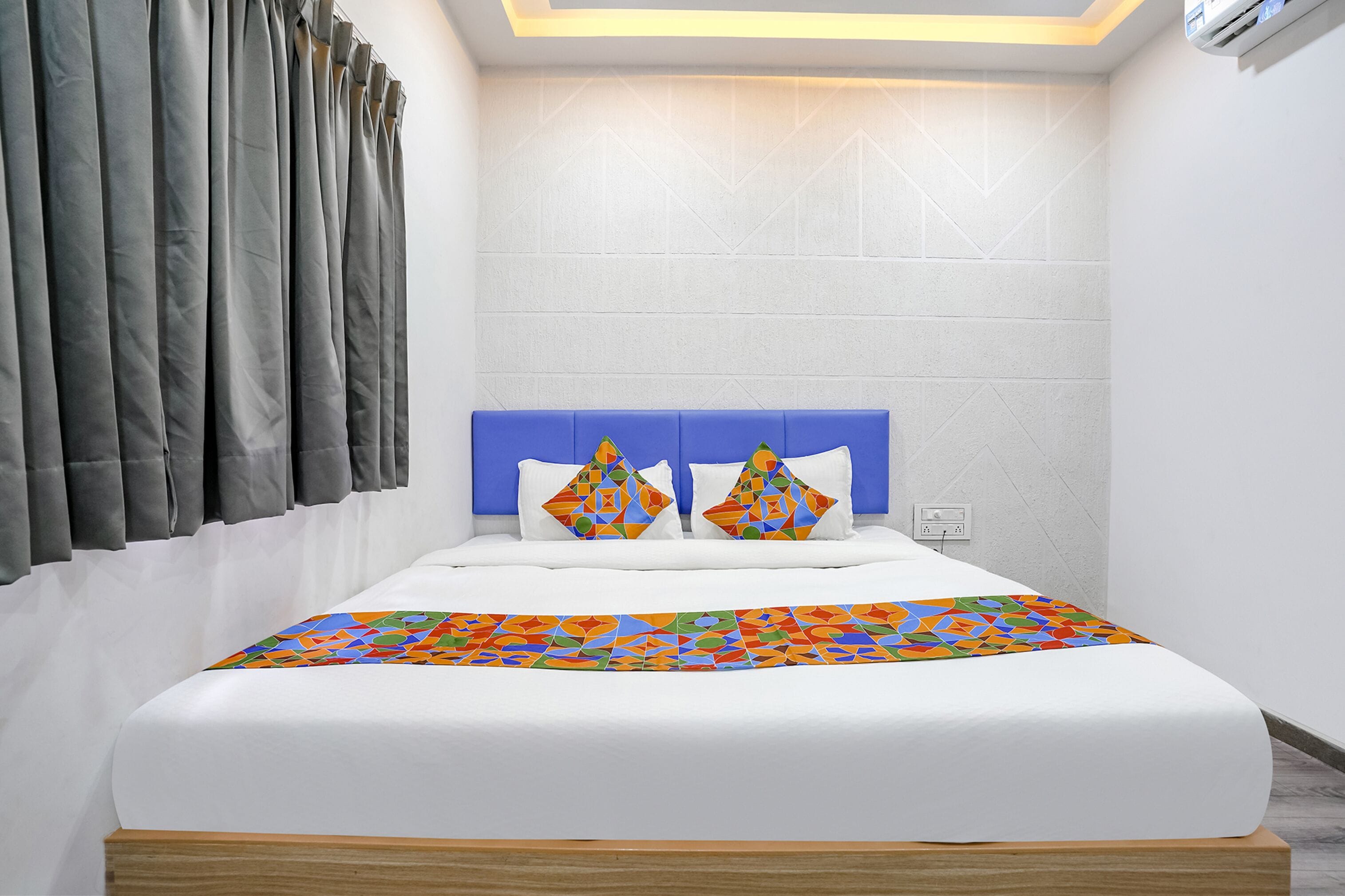deluxe room | egyptian cotton sheets, premium bedding, in-room safe, soundproofing