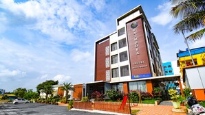 Un hotel de varios pisos con un cartel llamativo para el Hotel & Resort Raj Mahal.