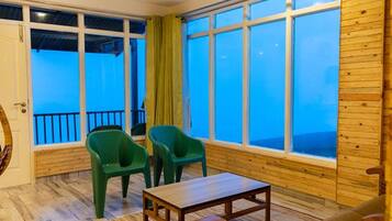 Premium bedding, in-room safe, free WiFi, bed sheets