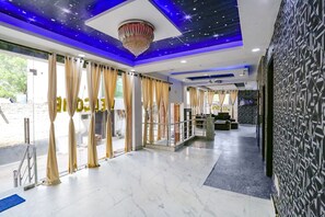 Lobby - FabHotel Royal Orbit (New Delhi)