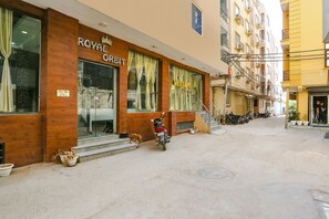 Property entrance - FabHotel Royal Orbit (New Delhi)