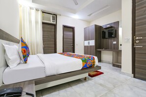 Premium bedding, in-room safe, free WiFi, bed sheets - FabHotel Royal Orbit (New Delhi)