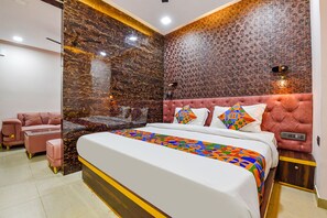 Premium bedding, in-room safe, free WiFi, bed sheets