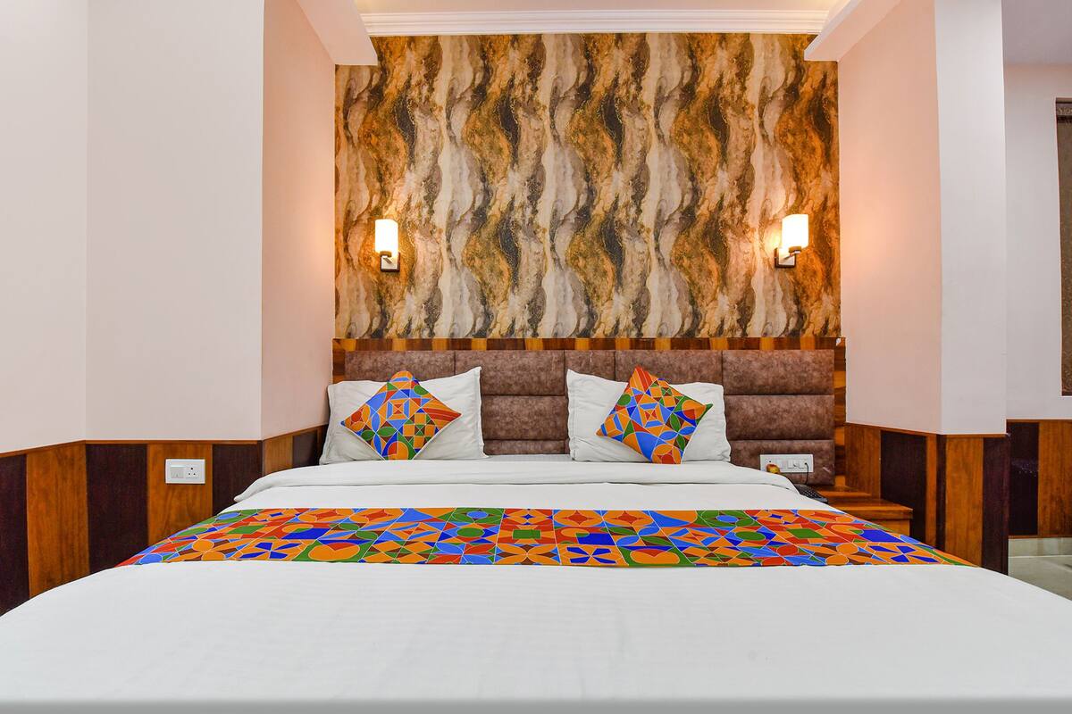 Premium bedding, in-room safe, free WiFi, bed sheets