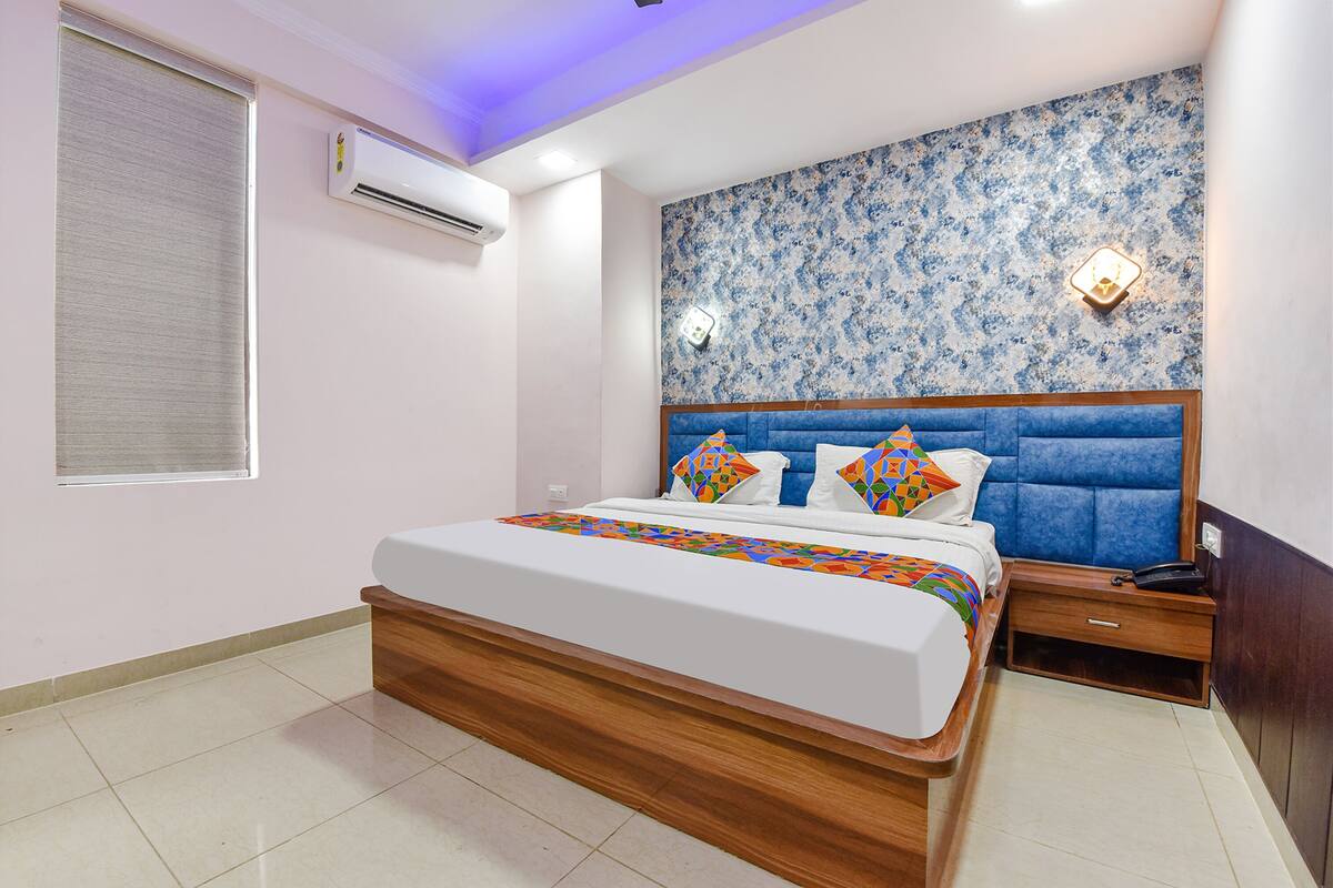 Premium bedding, in-room safe, free WiFi, bed sheets