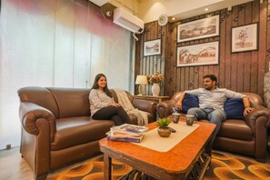 Lobby sitting area - Fabhotel Naman (Kanpur)