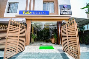 Property entrance - Fabhotel The Seven Wonders (Baruipur)