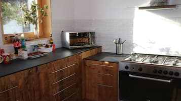 Een koelkast, een microgolfoven, een oven, een vaatwasser