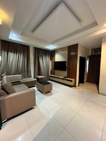 Presidential Suite | Living area | 45-inch Smart TV with premium channels, TV