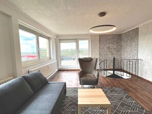 Living area - Maisonette Penthouse Laatzen - 5 min to trade fair (Laatzen)