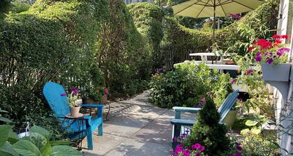 Rowayton beach cottage with views of Long Island Sound