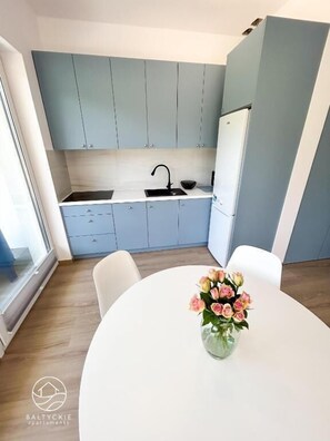 Espacio para trabajar con laptop y tabla de planchar con plancha 