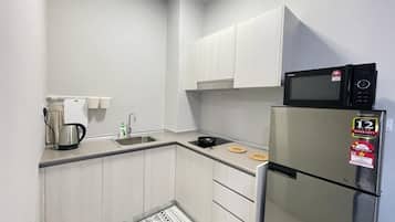 Een koelkast, een magnetron, een oven, een koffiezetapparaat/waterkoker