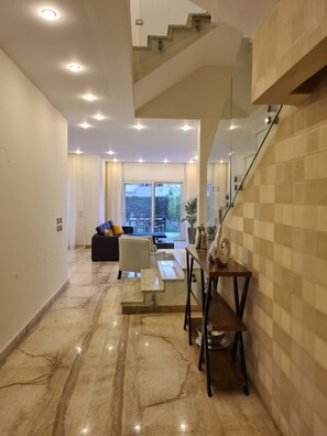 المنشأة من الداخل