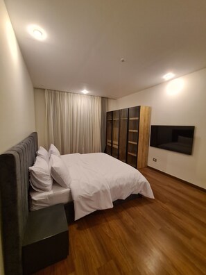 3 bedrooms, iron/ironing board, WiFi, bed sheets