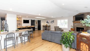 Smart TV, chimenea, videojuegos y tenis de mesa