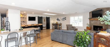 Smart TV, chimenea, videojuegos y tenis de mesa
