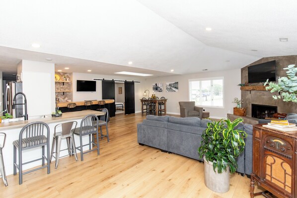 Smart TV, fireplace, video games, table tennis