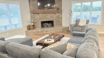 Smart TV, chimenea, videojuegos y tenis de mesa