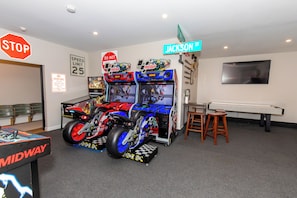 Games room - The Attic: Sandusky’s Premier Group & Sports Team Stay (Sandusky)