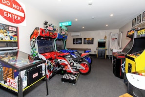 Games room - The Attic: Sandusky’s Premier Group & Sports Team Stay (Sandusky)
