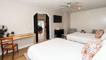 6 soverom, skrivebord, strykejern/-brett og reiseseng for barn