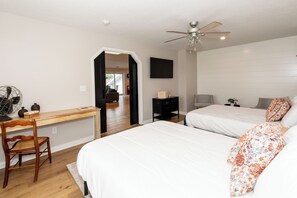 6 chambres, bureau, fer et planche à repasser, lit de bébé portatif