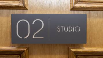 Un letrero con el número 2 y la palabra 'STUDIO' en una puerta de madera.