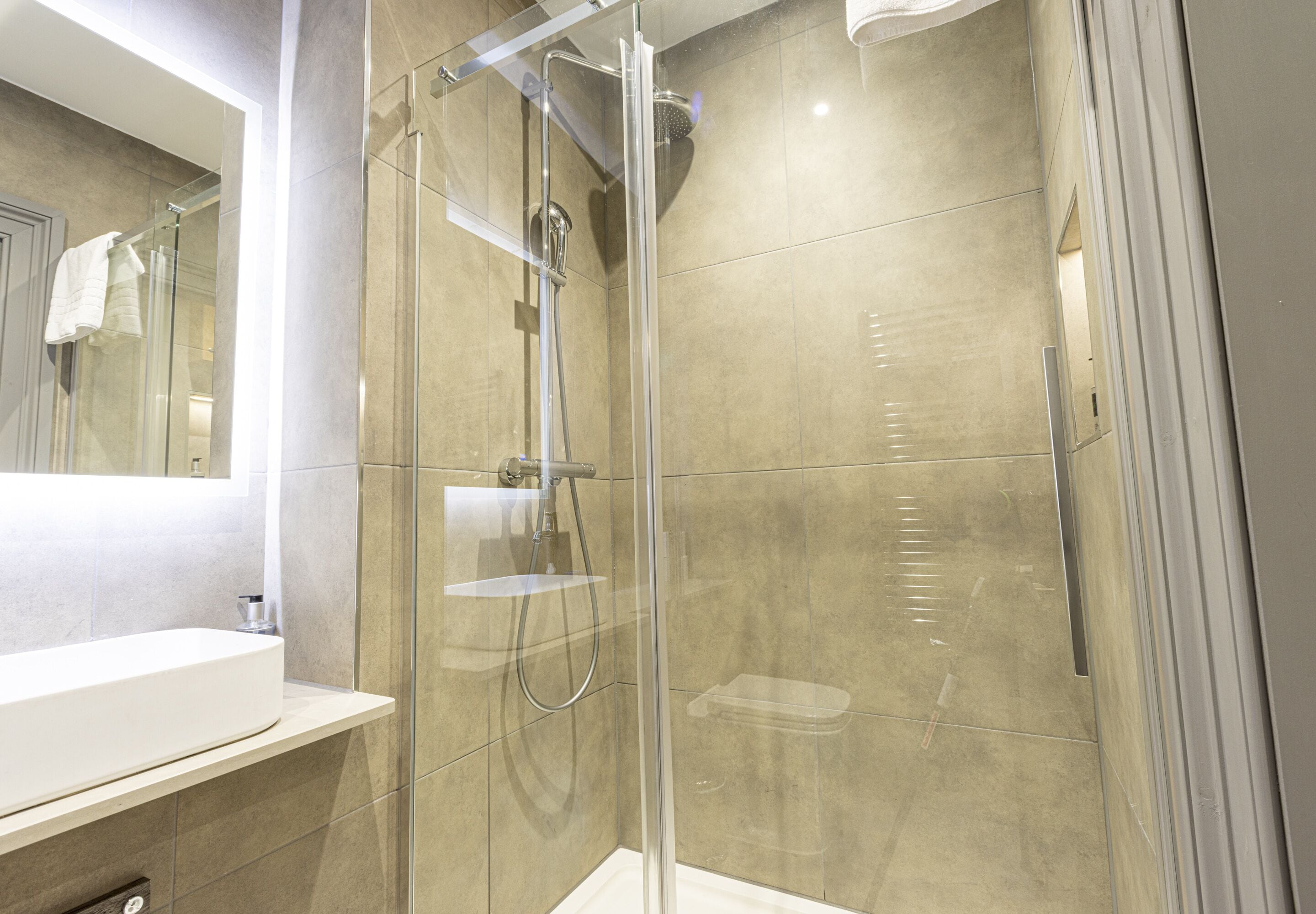 Shower, rainfall showerhead, free toiletries, hair dryer